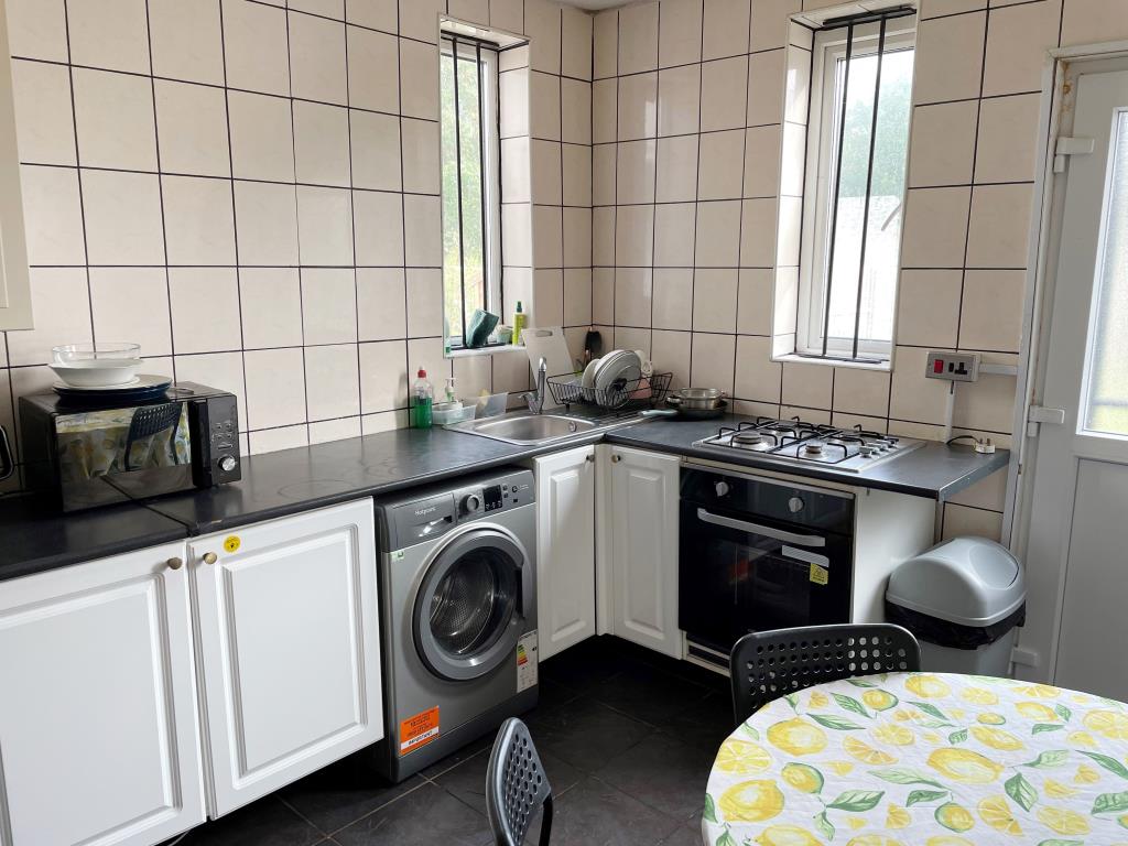 Lot: 76 - END-TERRACE HOUSE FOR INVESTMENT -